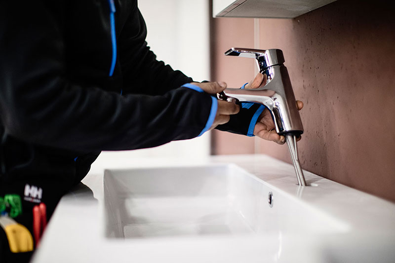 VB Rørlegger monterer kran på bad